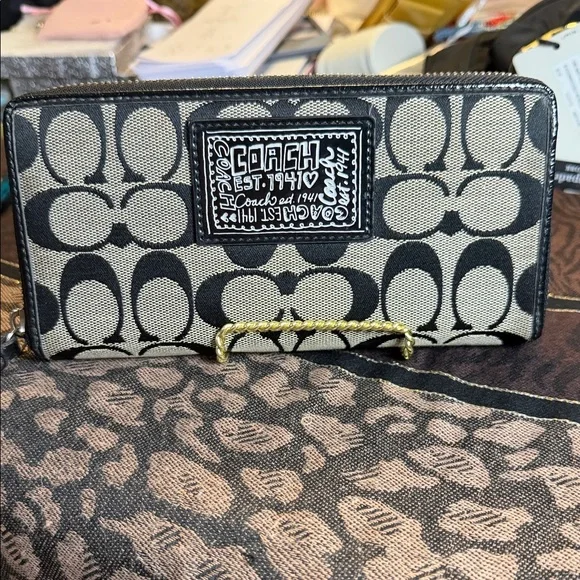 Coach Black and Cream Signature Zip Wallet - Picture 1 of 13